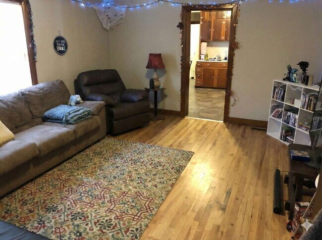 Building Photo - Available June 1st – 4 Bedroom, 1 Bathroom Single Family Home