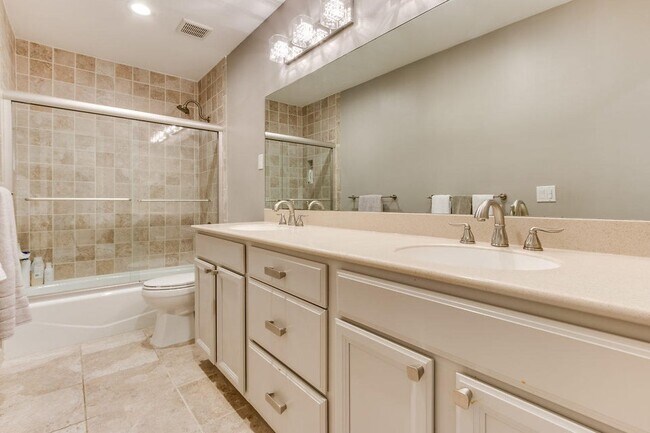 Shared bath with tub/shower and double vanity - 2535 NW 41st St