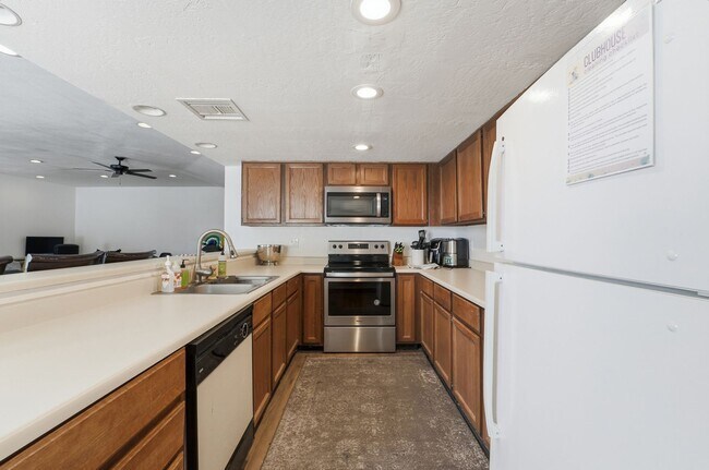 Building Photo - Central Phoenix Gem! Private Patio, Gated, Pool + Underground Parking