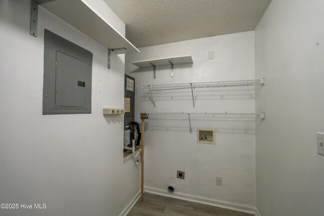 Building Photo - 2597 Thackery Rd