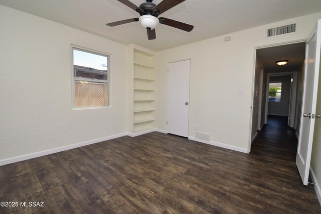 Building Photo - 4233 E Lester St