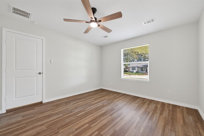 Building Photo - 1920 Ripple Creek Dr