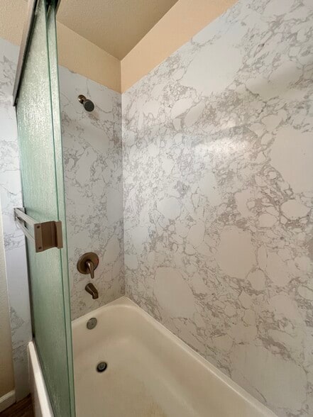 Primary tub/shower - 546 N Gertrude Ave