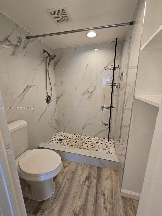 Building Photo - 3730 Inverrary Dr