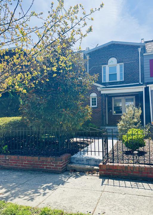 Building Photo - 1911 D St NE