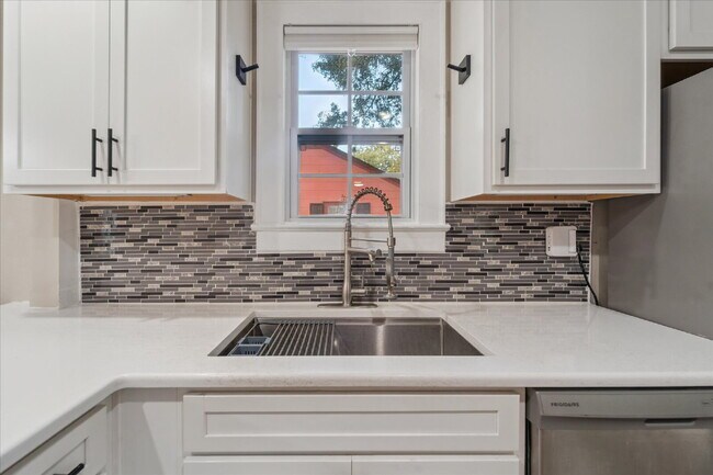 Building Photo - Charming Midtown Home – Updated and Move-I...