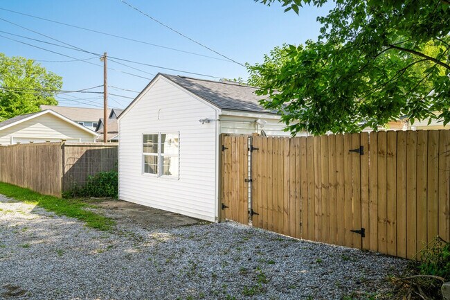 Building Photo - 906 Villa Ave