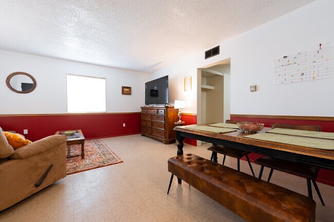 Building Photo - Executive Rental **Stylish & Fully Furnished 2-Bedroom in the Heart of Farmington – Flexible Leas...