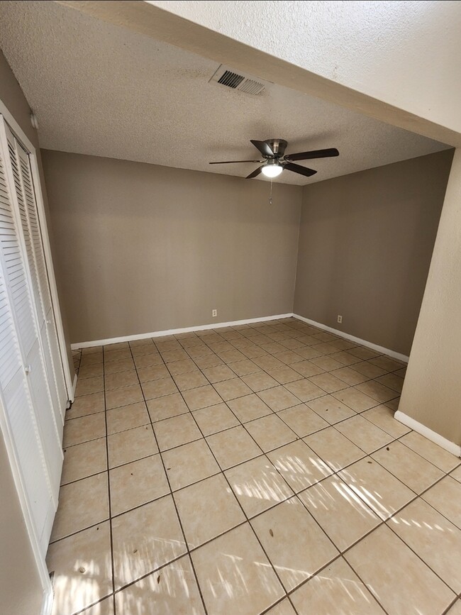 Building Photo - 3 bed 2 bath 2 story townhome, 1 carport