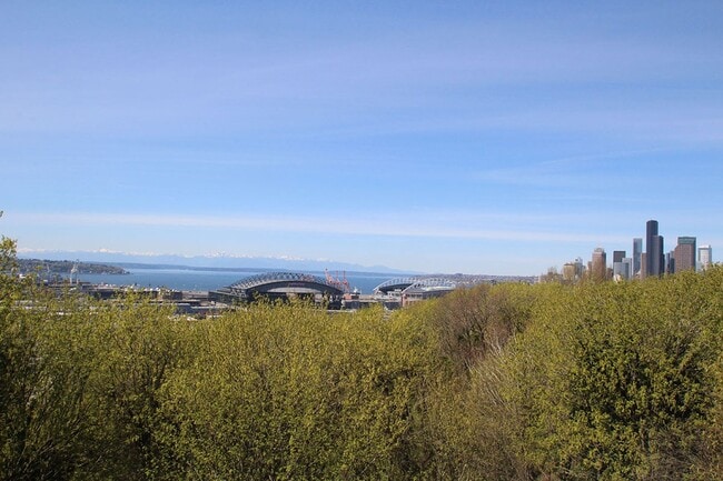 Building Photo - CHARMING 2 BEDROOM TUDOR REVIVAL APARTMENT W/ SOME VIEWS
