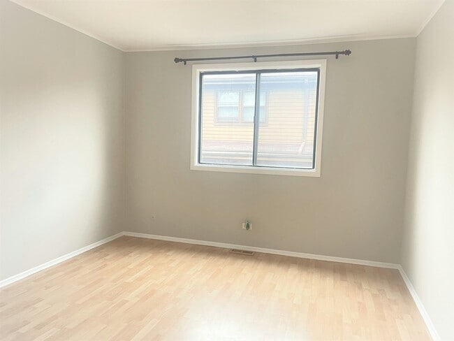 Building Photo - 1750 Henley St