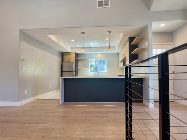 Building Photo - 914 Everett Ave