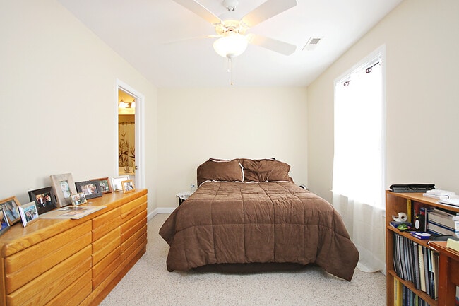 Building Photo - Cat-Friendly Rio Square Townhome