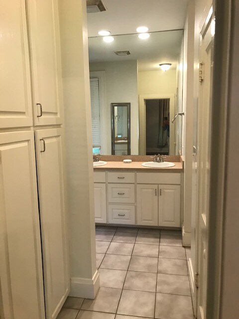 Primary Photo - 1052 Magnolia Curve