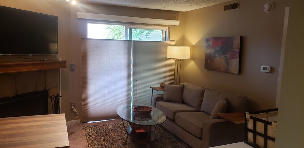 Building Photo - 9715 Independence Dr