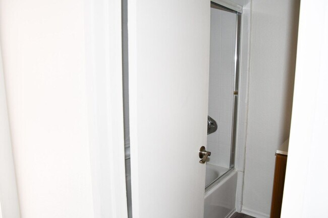 Building Photo - 733 S Fondren St