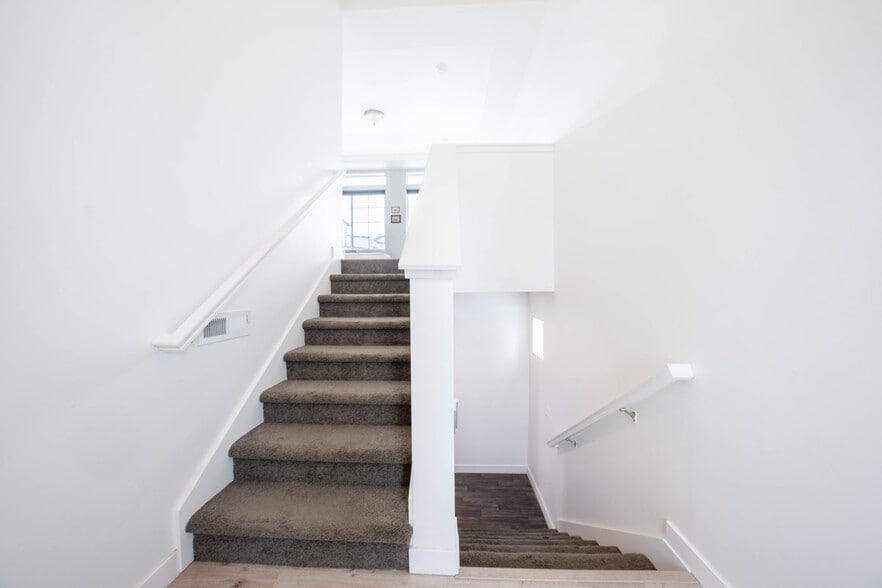 Building Photo - 4279 W Bromwell Ct