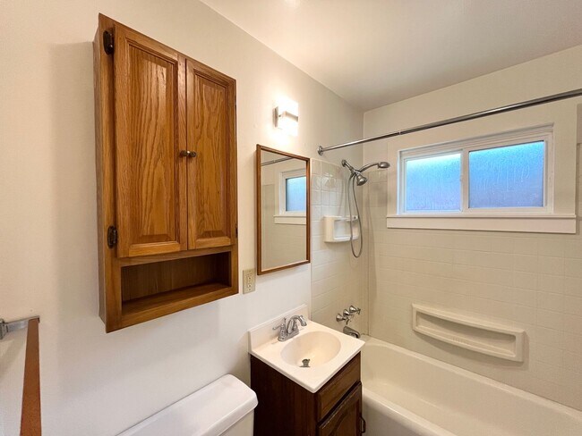Building Photo - 1751 Parkside Dr