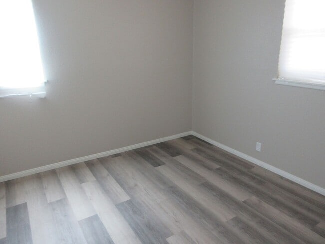 Building Photo - Newly Renovated 3bd 1 ba