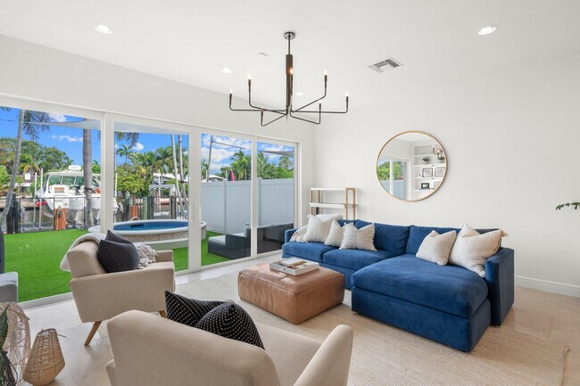 Building Photo - 2739 NE 15th St