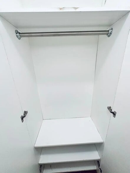 Building Photo - Furnished room/NOT APARTMENT