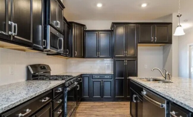 Building Photo - Fabulous 3 bedrm Townhome with office & ga...