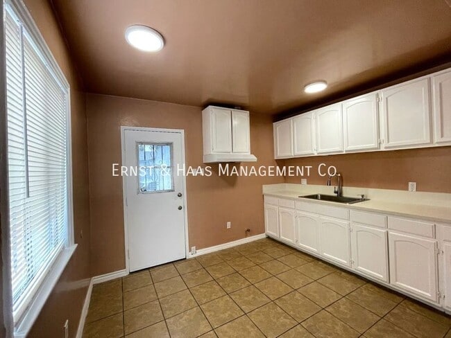 Building Photo - 1401 N Bullis Rd