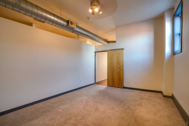 Building Photo - Spacious Newport Loft