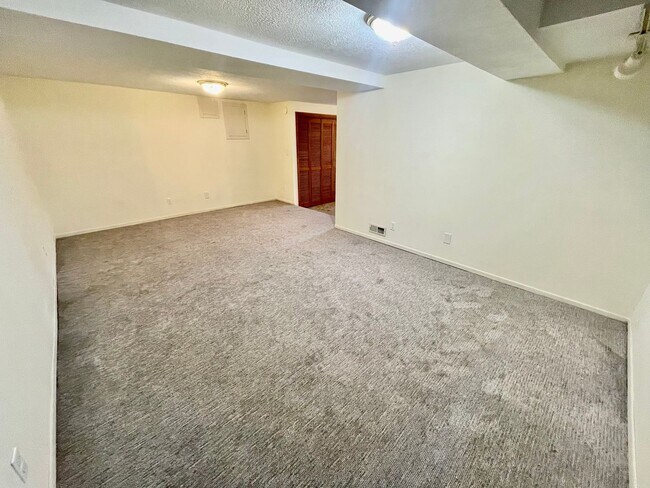 Building Photo - Discover Comfort & Charm in a Prime Location: 2BD/2B Single-Family Home!