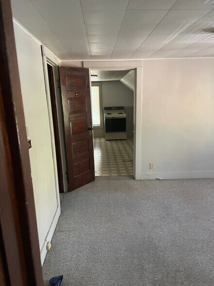 Building Photo - 402 Luster Ave