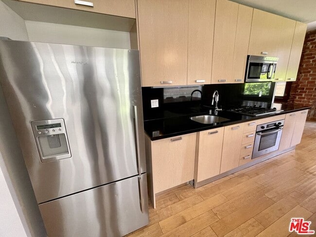 Building Photo - 460 S Spring St