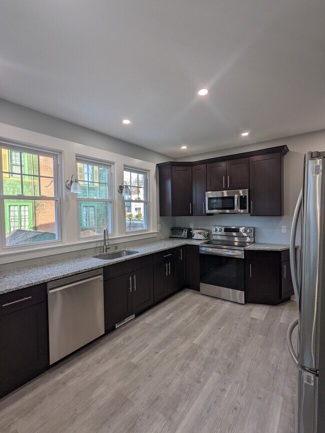 Building Photo - 171 Lincoln St