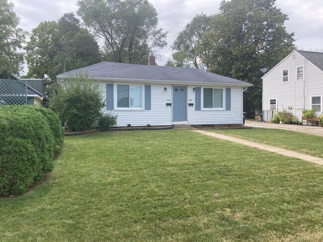 Front Yard - 665 S Park Ave