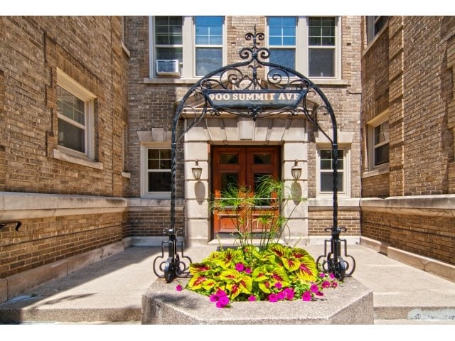 Entrance - 900 Summit