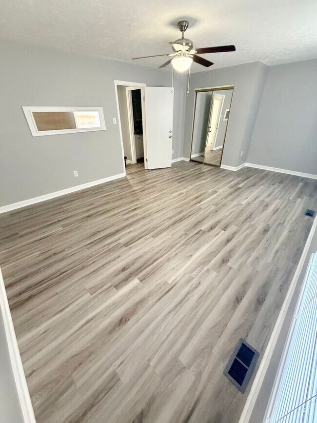 Building Photo - 2472 Woodhill Dr