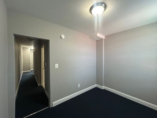 Building Photo - 2 Bedrooms PLUS DEN