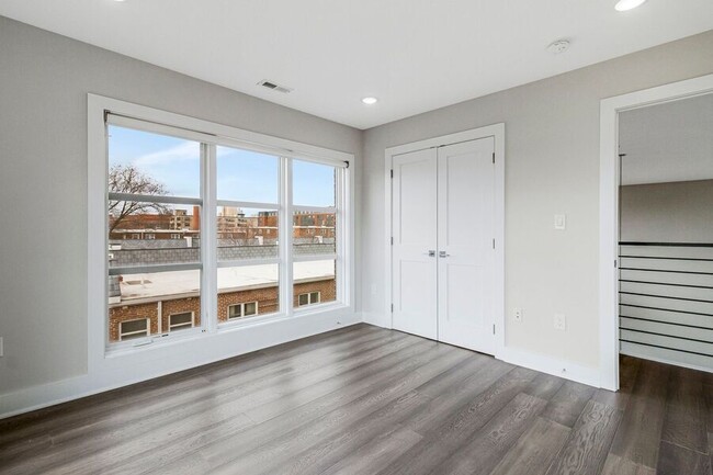 Building Photo - Lovely LeDroit Park Unit with High Ceiling...