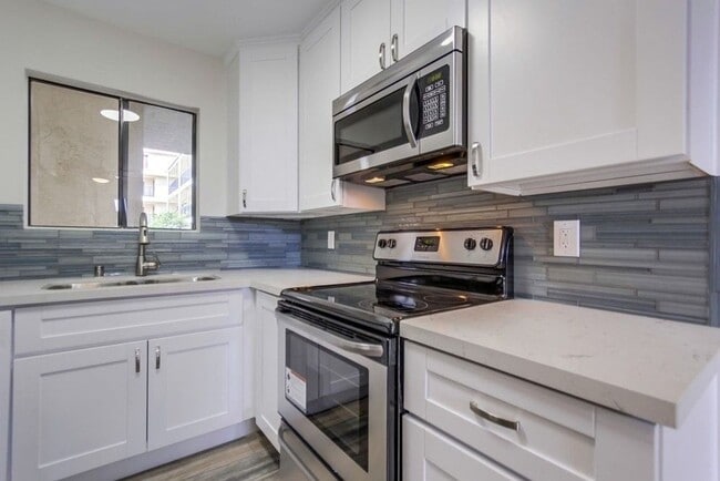 Primary Photo - Upgraded 1/1 condo in Normal Heights! Pool...