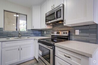 Building Photo - Upgraded 1/1 condo in Normal Heights! Pool...