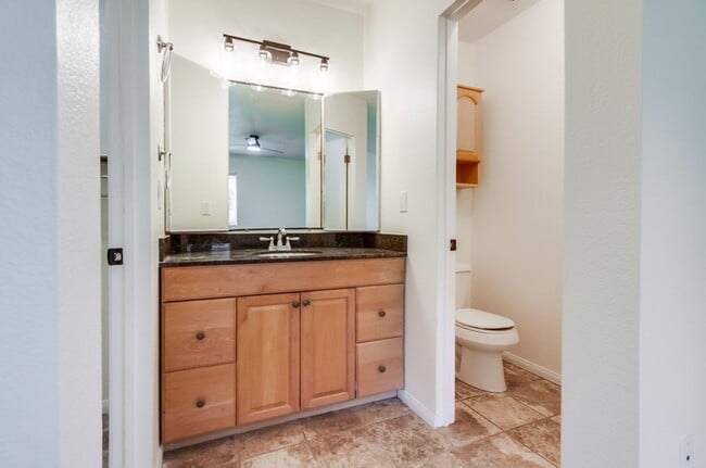 Building Photo - Downtown Vista Townhome, Available Now!