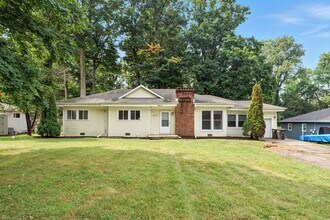 Building Photo - NEW LISTING! 3 BED/2 BATH HOUSE! **MOVE IN...