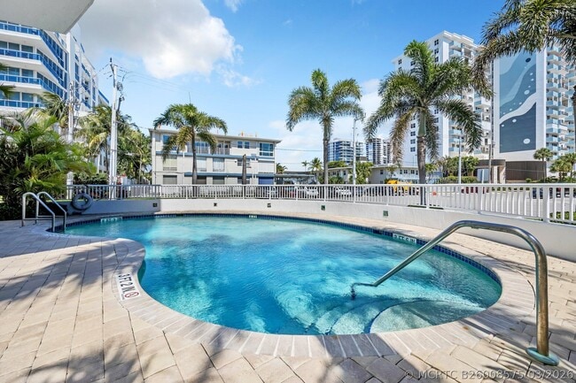 Building Photo - 720 Bayshore Dr