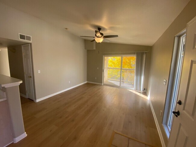 Building Photo - Nice 2 bedroom Condo right on the border o...
