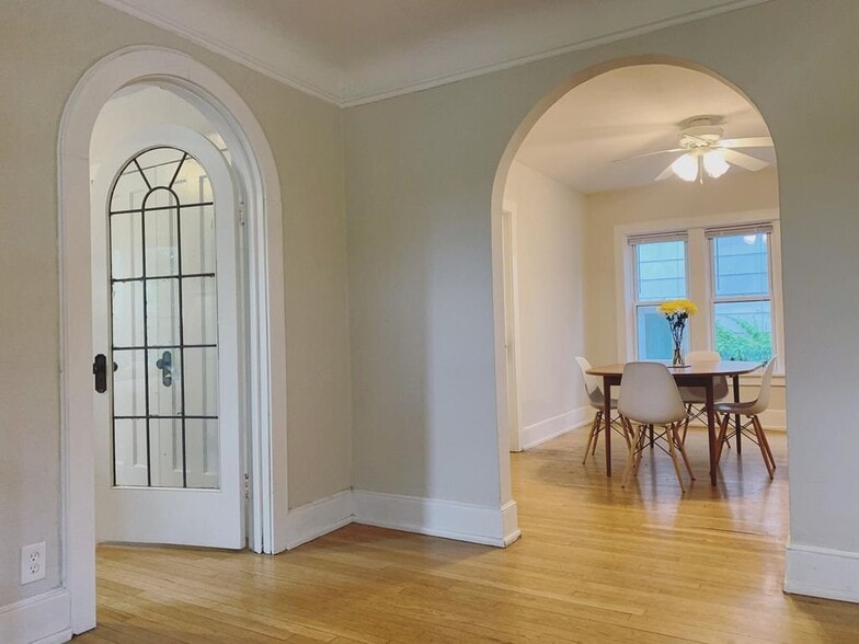 Building Photo - 2752 N Bartlett Ave