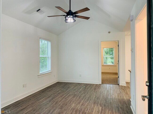 Building Photo - 105 Oak St