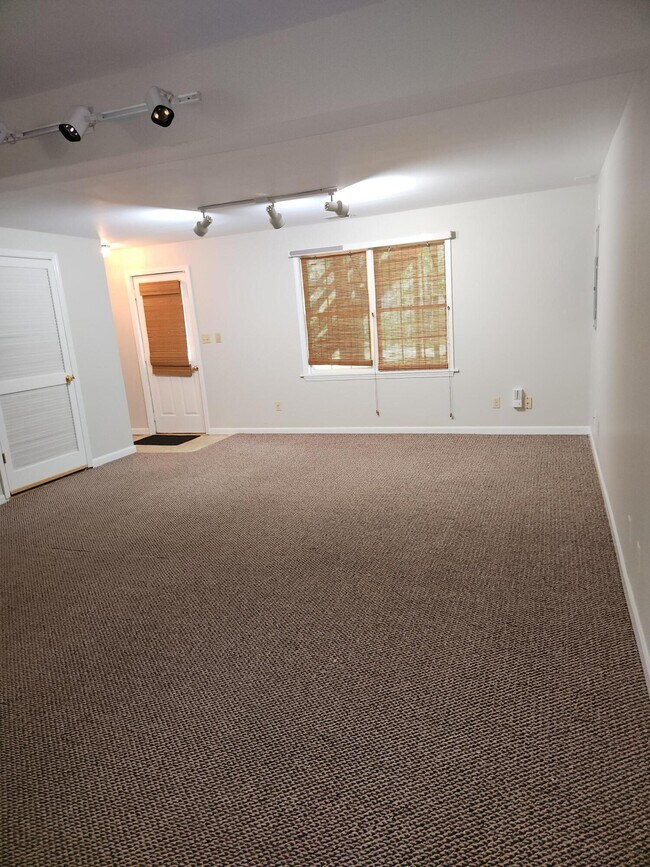 Building Photo - 841 Edgewood Dr