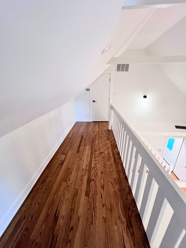 Building Photo - 2306 N Hoyne Ave