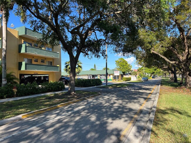 Building Photo - 1975 NE 135th St