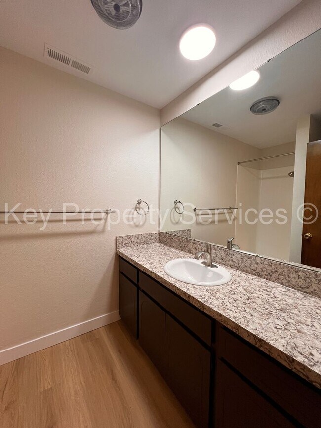 Building Photo - Beautifully Renovated Ranch in Vancouver H...
