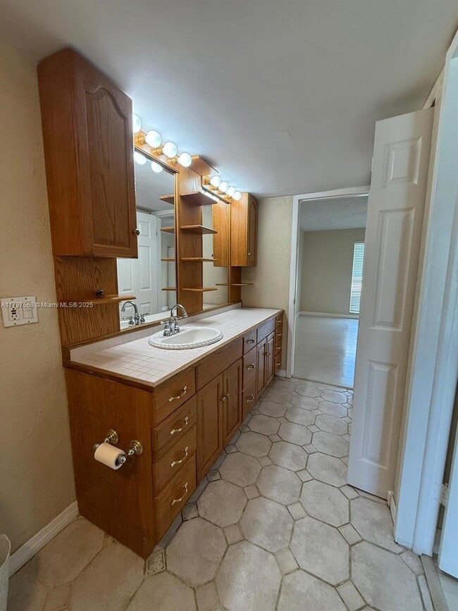 Building Photo - 10814 N Kendall Dr